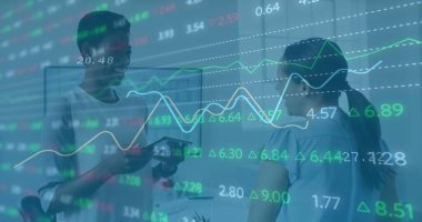 Ok grafikleri ve ticaret kurulunun görüntüsü, çeşitli kadın iş arkadaşları ofiste fikirleri paylaşıyor. Dijital bileşik, çoklu pozlama, rapor, iş, tartışma, takım çalışması, borsa, teknoloji.