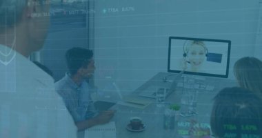 Çeşitli meslektaşların toplantı odasında resim konferansı yapmaları üzerine veri işleme görüntüsü. Bilgisayar arayüzü ve iş veri teknolojisi kavramı