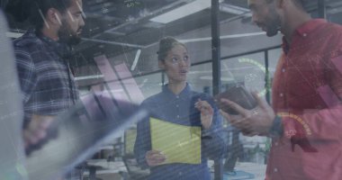 Finansal veri işleme görüntüsü ve çeşitli meslektaşların toplantı yaptığı yerde yürüyen insanlar. Küresel iş, iletişim, finans ve dijital arayüz kavramı dijital olarak oluşturulmuş görüntü.