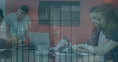 Muhtelif iş arkadaşlarının ofiste raporları tartışırken birden fazla grafik. Dijital bileşik, çoklu pozlama, iş, büyüme, planlama, takım çalışması ve teknoloji kavramı.