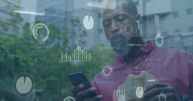 Grafikler, barlar, daireler, cep telefonu kullanan ve hamburger yiyen Afrikalı Amerikalı adam. Dijital bileşik, çoklu pozlama, rapor, iş, ilerleme ve teknoloji kavramı.