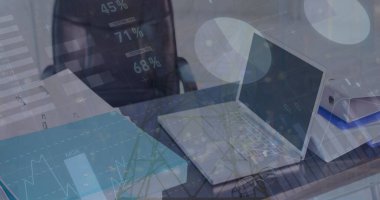 İstatistiksel veri işleme görüntüsü ofis masasının üzerindeki ağ kulelerine karşı. Küresel ağ ve iş veri teknolojisi kavramı