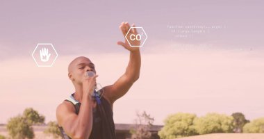 Afro-Amerikan erkek sporcunun madalyasını öptüğü dijital ikonlar ve veri işleme görüntüsü. Spor teknolojisi kavramı