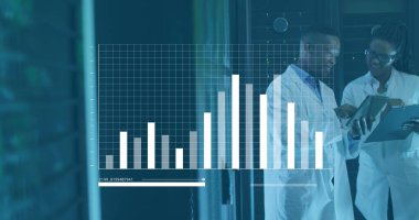 Afrika kökenli Amerikalı kadın ve erkeğin bilgisayar sunucularından veri işleme görüntüsü. küresel siber güvenlik, hesaplama, dijital arayüz ve veri işleme kavramı dijital olarak oluşturuldu.