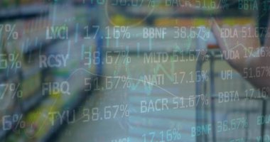 Alışveriş arabasının üzerindeki finansal veri işleme resmi. Küresel iş, finans, hesaplama ve veri işleme kavramı dijital olarak oluşturulmuş görüntü.