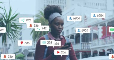 Akıllı telefon kullanan Afrikalı Amerikalı bir kadının sosyal medya veri işleme görüntüsü. Küresel sosyal medya, bağlantılar, hesaplama ve veri işleme kavramı dijital olarak oluşturuldu.