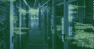 Şekiller ve sunucu odasının üzerindeki veri işleme resmi. Küresel iş ve dijital arayüz kavramı dijital olarak oluşturulmuş görüntü.