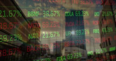 Grafikler, ticari tablolar ve modern binaların üzerindeki aydınlatmalar bulutlu gökyüzüne karşı. Dijital bileşik, çoklu pozlama, iş, borsa, rapor ve mimari kavramı.