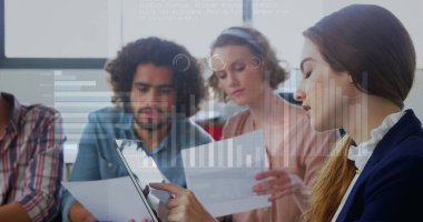 Çubukları, daireleri ve çoklu grafikleri yükleyen çeşitli iş arkadaşlarının raporları tartışan görüntüleri. Dijital bileşik, çoklu pozlama, iş, ilerleme, takım çalışması, planlama ve teknoloji kavramı.