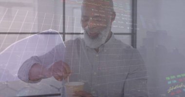 Afro-Amerikan iş adamının finansal veri işleme ve istatistiklerinin görüntüsü. Küresel iş, finans ve veri işleme kavramı dijital olarak oluşturulmuş görüntü.