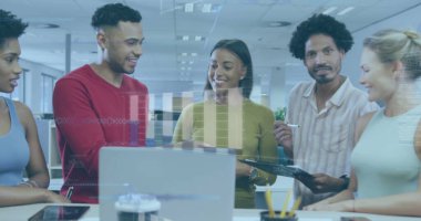 Çoklu grafikler, bilgisayar dili, ofiste tartışan çeşitli iş arkadaşları. Dijital bileşik, çoklu pozlama, rapor, iş, planlama, kodlama, planlama ve teknoloji kavramı.