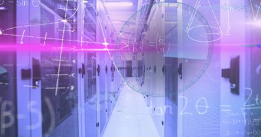 Bilgisayar sunucu odasına karşı veri işleme ve matematiksel denklemlerin resmi. Bilgisayar arayüzü ve iş veri depolama teknolojisi kavramı