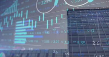 Şehir manzarası üzerinde finansal veri işleme resmi. Küresel iş ve veri işleme kavramı dijital olarak oluşturulmuş görüntü.