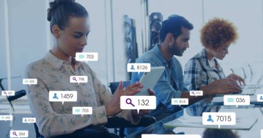 Numaraları değiştiren resim, bilgilendirme çubuklarındaki simgeler, teknolojiyi kullanan çeşitli iş arkadaşları. Dijital bileşik, çoklu pozlama, iş, büyüme, sosyal medya anımsatma kavramı.