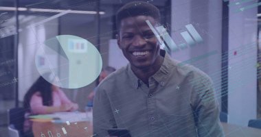 Gülümseyen Afro-Amerikan iş adamının mali veri işleme görüntüsü. Küresel finans, iş, bağlantılar, hesaplama ve veri işleme kavramı dijital olarak oluşturuldu.