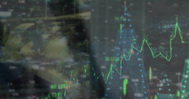 Modern binalar ve gökyüzü manzaralı şehir manzarası. Finansal veriler ve grafikler, küresel ekonomi, iş ve teknolojiyi gösteren şehir manzarasına yerleştirilmiştir.. 
