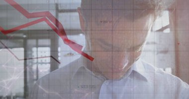 Ofisteki beyaz adam hakkında istatistiksel veri işleme resmi. Bilgisayar arayüzü ve iş veri teknolojisi kavramı