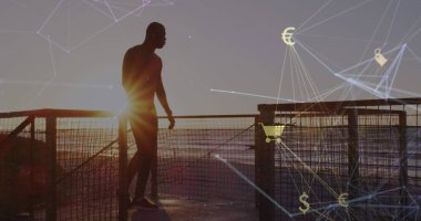 Koşudan sonra plajda merdivenlerden koşan bir adamın siluetinin üzerinde birbirine bağlı ikonların görüntüsü. Dijital bileşik, çoklu pozlama, iletişim, küreselleşme, sağlık ve zindelik kavramı.