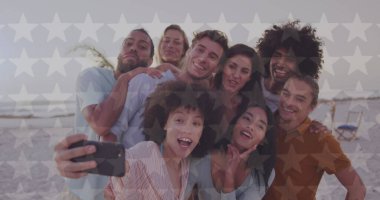 Kumsaldaki farklı arkadaşlardan gelen mutlu bağımsızlık günü mesajı ve ışık noktaları. 4 Temmuz ve kutlama konsepti dijital olarak oluşturuldu.