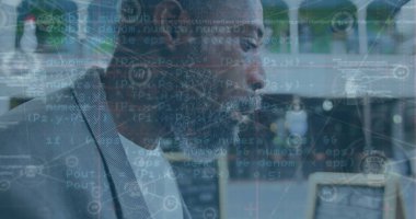 Bağlantı ağı üzerinden veri işleme görüntüsü ve yüz yüze insan. Küresel bağlantılar teknoloji veri işleme ve dijital arayüz konsepti dijital olarak oluşturulmuş resim.