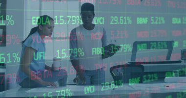 Ticaret kurulu görüntüsü, çeşitli kadın iş arkadaşları masadaki planı tartışıyor. Dijital bileşik, çoklu pozlama, takım çalışması, içecek, borsa ve teknoloji konsepti.