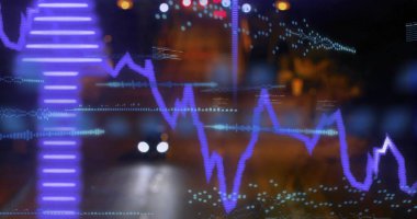 Ses dalgaları, grafikler, kodlar ve ışıklı caddelerde ilerleyen arabaların üzerindeki işaretlerin görüntüsü. Dijital bileşik, çoklu pozlama, iş, rapor, veri, ulaşım, ışık, şehir, teknoloji.