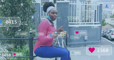 Afro-Amerikan kadınlarının yemek yemesi üzerine sosyal medya veri işleme görüntüsü. Küresel sosyal medya, bağlantılar, hesaplama ve veri işleme kavramı dijital olarak oluşturuldu.