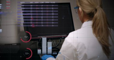 Hastanedeki bir bilgisayardaki DNA molekülüne bakan bir doktorun dikiz görüntüsü gösteriliyor. Küresel iş bağlantıları ve dijital arayüz konseptini dijital olarak oluşturur.