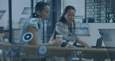 Muhtelif iş kadınlarının ofiste tartıştığı yuvarlak tarayıcıların ve veri işleme görüntüsü. Bilgisayar arayüzü ve iş teknolojisi kavramı