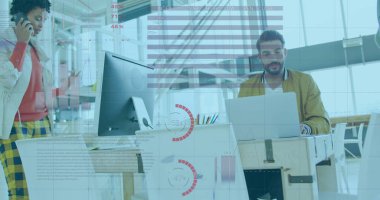 İstatistiksel veri işleme görüntüsü ofisteki dizüstü bilgisayarı kullanan melez bir adama karşı. Bilgisayar arayüzü ve iş veri teknolojisi kavramı