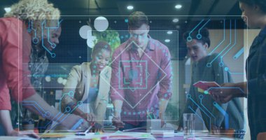 Muhtelif meslekdaşların bürodaki belgeler üzerinde tartıştıkları mikro işlemci bağlantılarının resmi. Bilgisayar arayüzü ve iş teknolojisi kavramı