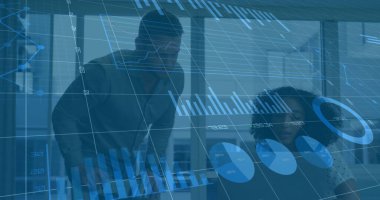 Grafiklerin görüntüsü, değişen sayılar, farklı iş arkadaşlarının raporları üzerine çemberler yüklemek. Dijital bileşik, çoklu pozlama, iş, planlama, ilerleme, takım çalışması ve teknoloji kavramı.