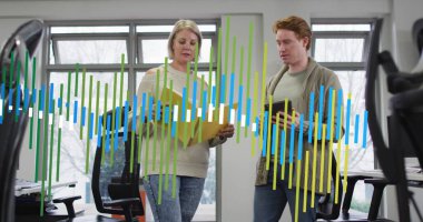 Çeşitli iş adamları üzerinde finansal veri işleme görüntüsü. Küresel iş, finans ve dijital arayüz kavramı dijital olarak oluşturulmuş görüntü.