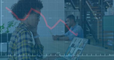 Resim çağrısı üzerine raporları tartışan çeşitli iş arkadaşlarının grafikleri ve değişen numaralar. Dijital bileşik, çoklu pozlama, rapor, iş, planlama, takım çalışması ve teknoloji kavramı.