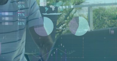 Bilgisayarla çalışan beyaz iş adamı gülümsemesi üzerinde bilgi arayüzü görüntüsü. Dijital bileşim, iş, rapor, veri işleme, teknoloji ve ofis kavramı.