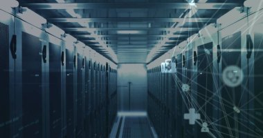 Sunucu odasına karşı dönen tıbbi ikonlar, mozaik kareler ve ışık yollarının görüntüsü. Tıbbi araştırma ve iş veri depolama teknolojisi kavramı