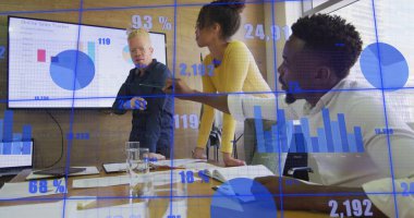 Çoklu grafiklerin ve değişen numaraların resmi, çeşitli iş arkadaşları ekranda raporları tartışıyor. Dijital bileşik, çoklu pozlama, rapor, iş, büyüme, takım çalışması ve teknoloji kavramı.