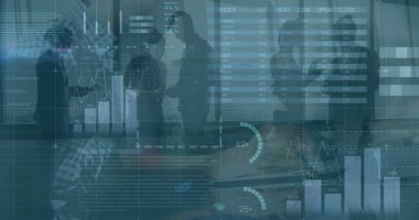 Ofiste soyut arkaplan üzerinde tartışan bilgi arayüzü ve çeşitli insanların görüntüsü. Dijital bileşik, çoklu pozlama, rapor, iş, ilerleme ve küresel konsept.