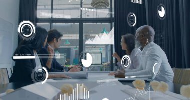 İstatistiksel veri işleme görüntüsü. Ofiste birlikte tartışan çeşitli meslektaşlar hakkında. Bilgisayar arayüzü ve iş veri teknolojisi kavramı