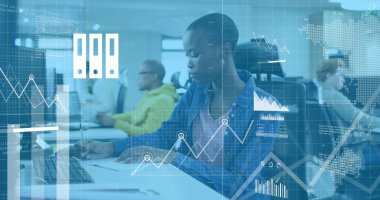 Afrikalı Amerikalı iş kadınının ofisindeki mali veri işleme görüntüsü. Küresel iş, finans, hesaplama ve veri işleme kavramı dijital olarak oluşturulmuş görüntü.