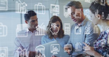 Dizüstü bilgisayardaki raporları tartışan çeşitli iş arkadaşlarının birden fazla simge görüntüsü. Dijital bileşik, çoklu pozlama, iş, eğitim, bankacılık, takım çalışması ve teknoloji kavramı.