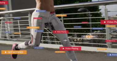 Tebligat barlarında ikonlar ve metin tasvirleri, beyaz kadın sporcu şehirde koşuyor. Dijital bileşim, çoklu pozlama, sosyal medya hatırlatıcısı, fitness, spor ve rekabet.