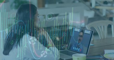 Çift ırklı iş arkadaşı, beyaz bluz giyiyor, laptopta Kafkasyalı patronla konuşuyor. Kadın uzun siyah saçlı, adam gözlüklü orta yaşlı görünüyor.