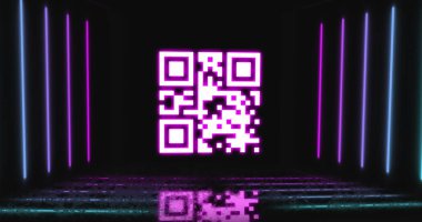 Bu resim siyah arkaplanda pembe ve mavi neon çizgilerle yanıp sönen pembe bir QR kodu gösteriyor. Resim bilgisayar veri işleme ve bilgisayar sunucuları ağından akan bilgileri temsil ediyor. 