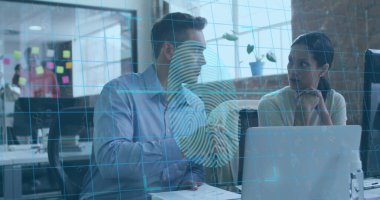 Ofisteki çeşitli iş adamları üzerinde biyometrik parmak izi ve veri işleme resmi. Küresel iş, finans, bilgisayar ve veri işleme kavramı dijital olarak oluşturulmuş görüntü.