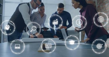Ofiste bir plan üzerinde tartışan çeşitli meslektaşlara karşı dijital simgelerin görüntüsü. Küresel ağ ve iş teknolojisi kavramı