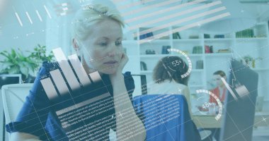 Ofisteki masaüstü klavyesinde yazı yazan beyaz kadın üzerinde bilgi arayüzü resmi. Dijital bileşik, çoklu pozlama, rapor, iş, büyüme, ilerleme, küresel, teknoloji kavramı.