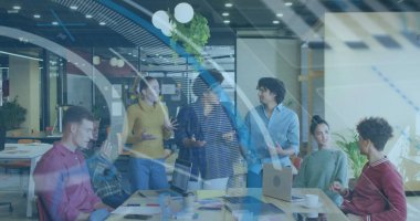 Muhtelif meslektaşların ofiste tartıştıkları yuvarlak tarayıcı ve veri işleme görüntüsü. Bilgisayar arayüzü ve iş teknolojisi kavramı