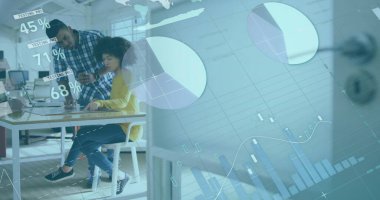 Çalışma masasında tartışan çok ırklı meslektaşların üzerinde hareket eden bilgi arayüzü resmi.