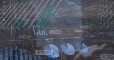 Şehir manzarası üzerinde finansal veri işleme resmi. Küresel iş, finans, bilgisayar ve veri işleme kavramı dijital olarak oluşturulmuş görüntü.